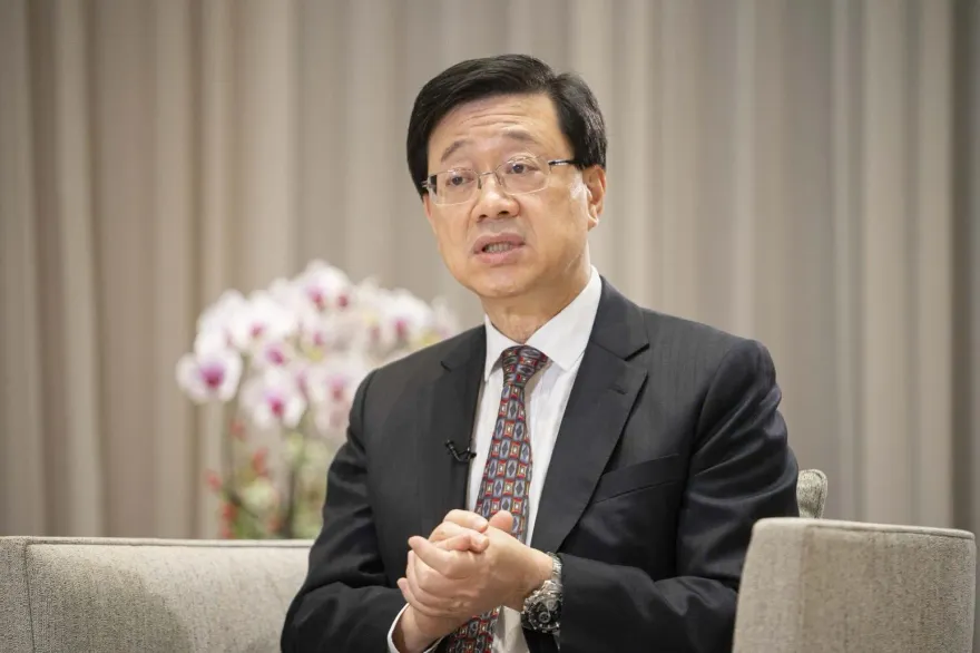 怒控「寬大處理卻換來瞞騙」　港府特首李家超：將全力追捕周庭