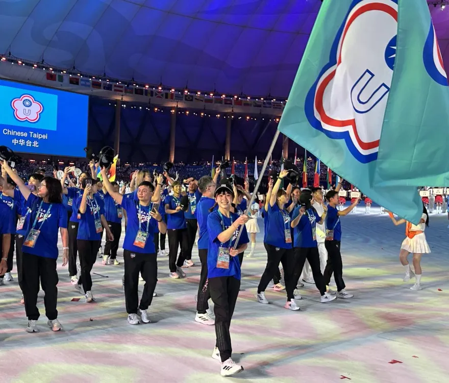 世大運/「排球甜心」掌旗狂圈粉！廖苡任登微博熱搜　招牌甜笑萌翻陸網：好可愛