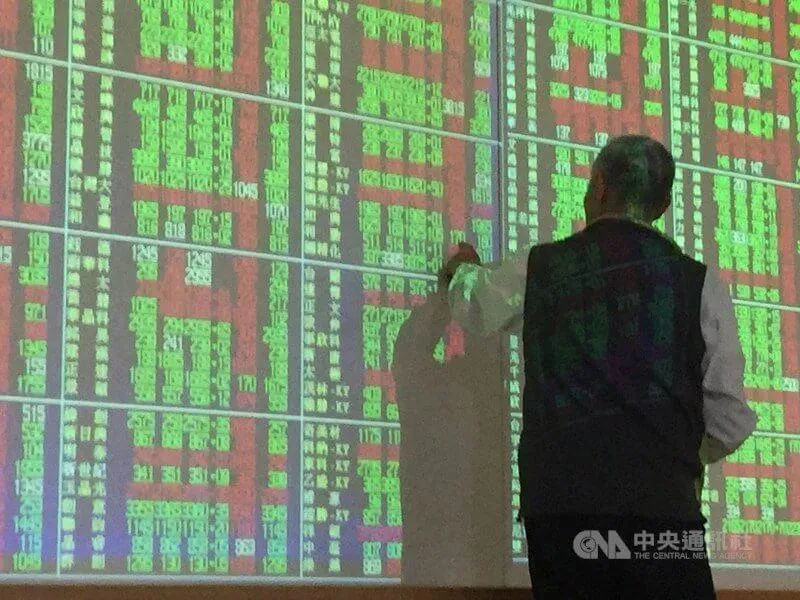 台積電挫逾2%　台股早盤跌逾200點摜破16100點