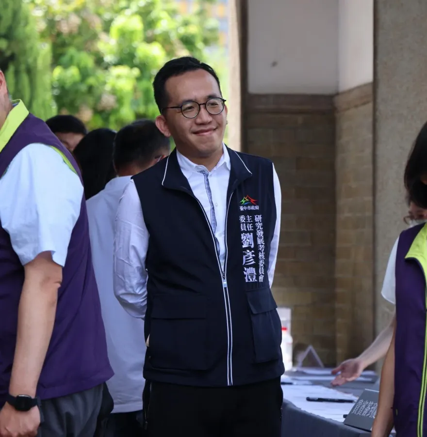 改曝徐巧芯老公上班玩撲克？　劉彥澧：請假參加合法比賽