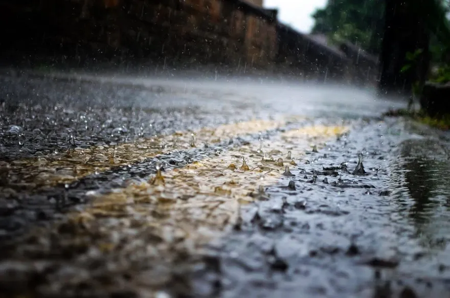 雨襲南台灣！台南雷雨開炸「留意低能見度」　6縣市大雨下到天黑
