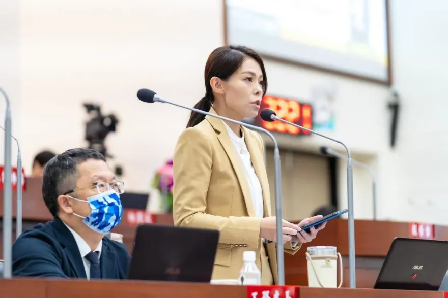 被爆在外面幫忙「談事情」！高虹安的男友李忠庭回應了