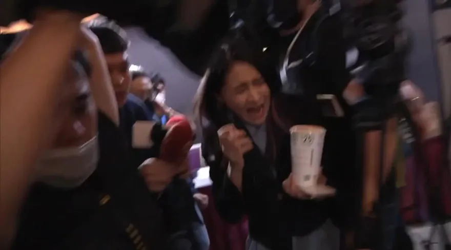 影/賴品妤摔倒16秒高清畫面曝光！先喊「不要推我」　再自撞腳架