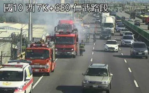 快訊/國10西向仁武段聯結車起火　占用路肩警消搶救中