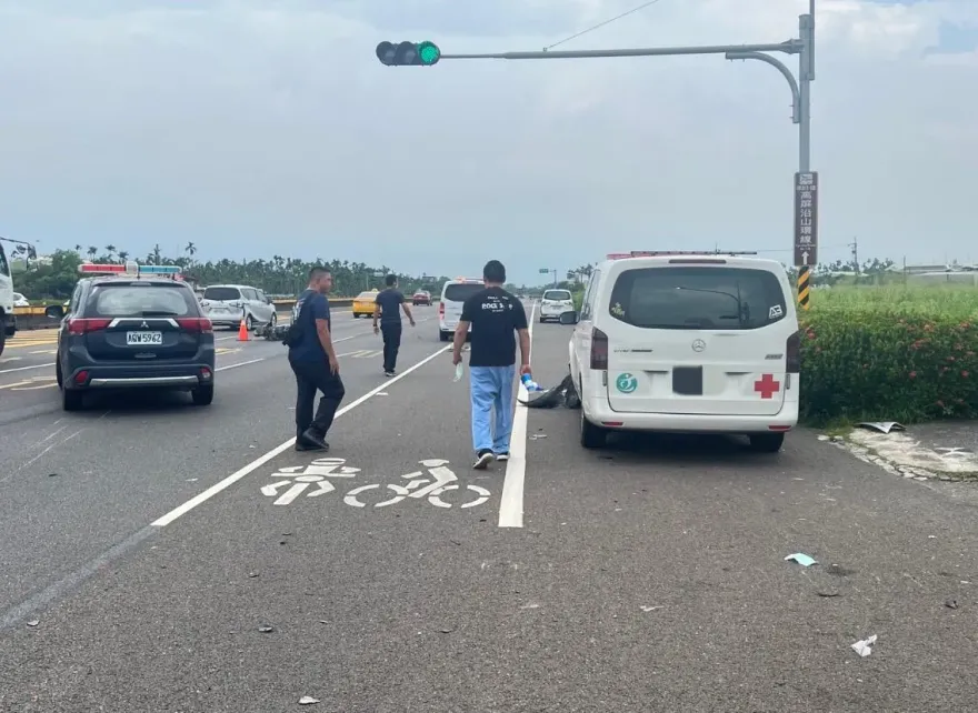 影/屏東救護車搶救心臟病患！路口攔腰撞飛67歲騎士　送醫宣告不治