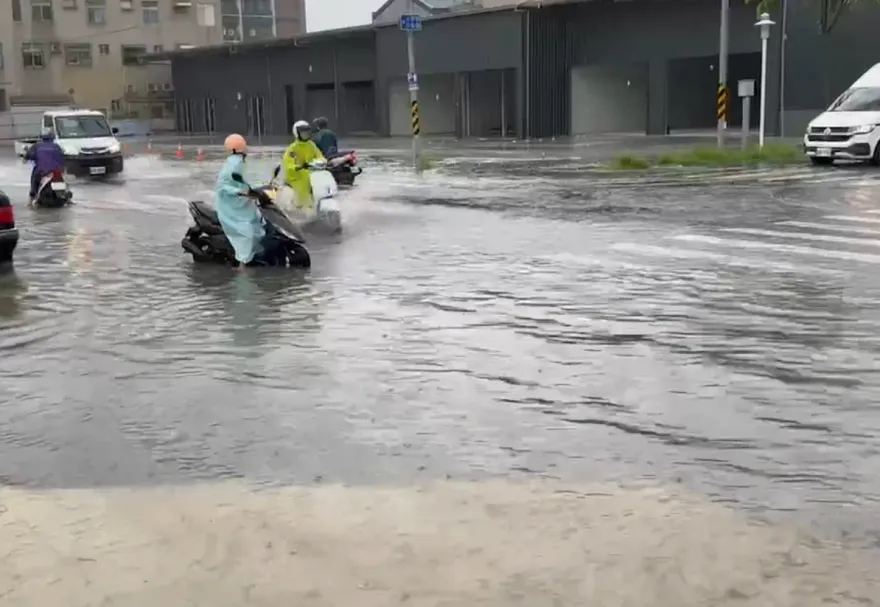 影/蘇拉颱風未到雨彈先狂炸！屏東爆積淹水災情　在地人直呼好恐怖