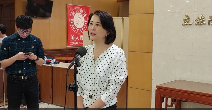 綠酸藍颱風夜辦國慶酒會　王鴻薇抓包賴清德辦造勢晚會：迴力鏢又快又準