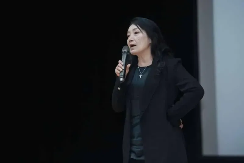 王薇君秀時代力量退黨證明：盡心做事我很會，政治做秀我不會