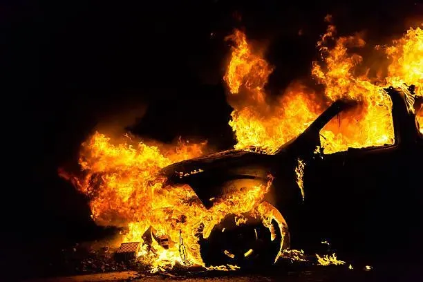 快訊/聯結車左前輪燒起來！國1南下仁德段冒火球　駕駛急跳車