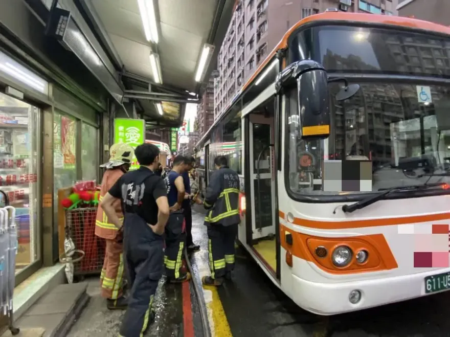 快訊/差點火燒車！新北汐止公車右前輪突冒煙　司機急疏散乘客飆往消防隊求救
