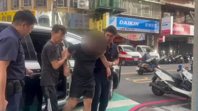 影/我要先上車！板橋搶搭小黃爆「1打2」衝突　遭重踩外加持刀猛刺濺血送醫