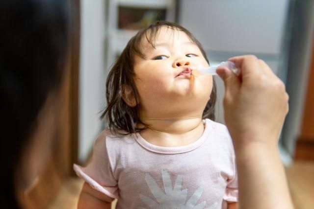 3歲童昏昏欲睡走路不穩　半顆「成人感冒藥」險釀禍