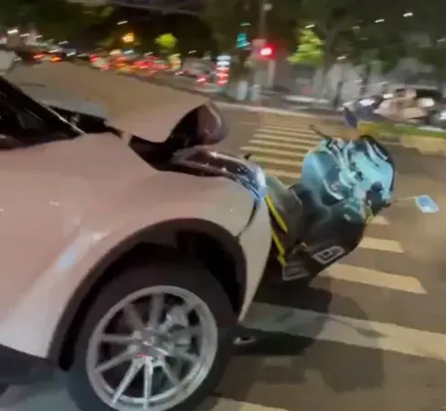 影/超狂肇逃！「車頭卡重機」照開落跑　網紅莫名挨撞…全身多處受傷