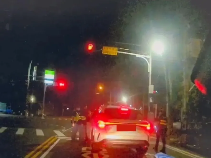 彰化37歲男深夜酒駕！昏睡停十字路口不動　眼尖員警破窗逮捕