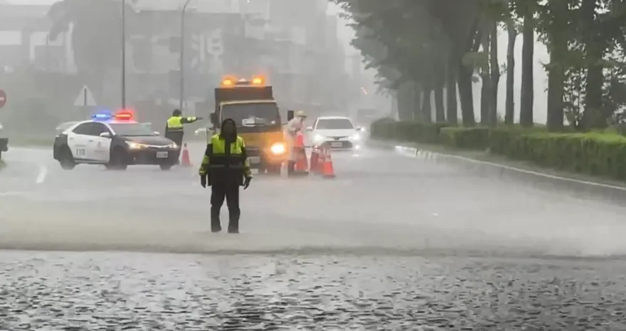 暴雨來了！疾管署示警小心「傳染病感染」　淹水善後千萬別穿拖鞋