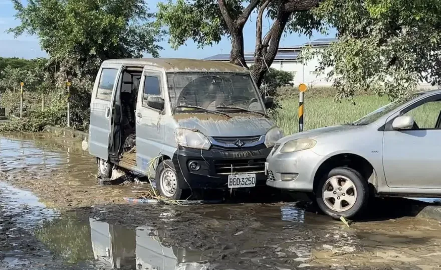 快訊/嘉義豪雨台82線大淹水　厢型車滅頂車上2人亡