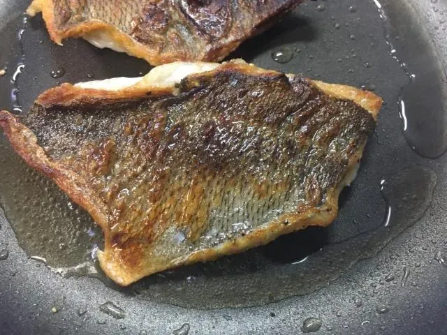 可怕！吃沒熟吳郭魚竟「四肢截肢」　染「創傷弧菌」手腳發黑、腎衰竭