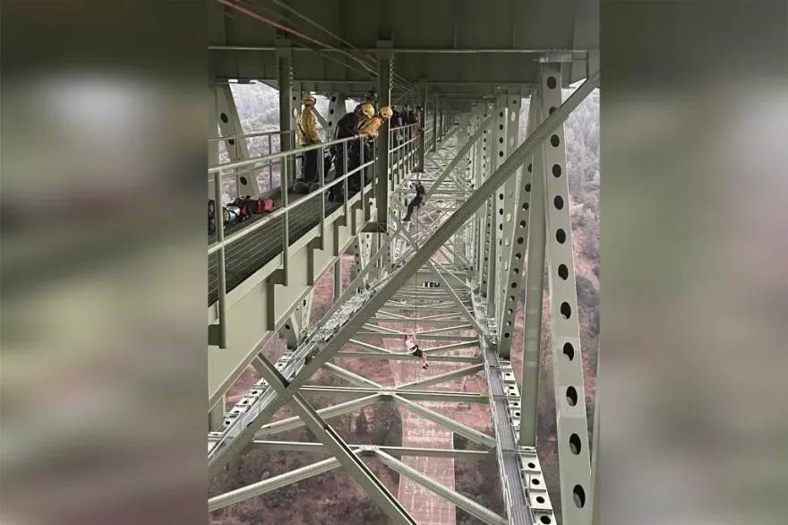 屁孩求刺激高空中玩命盪鞦韆受困　警消冒險垂吊救人