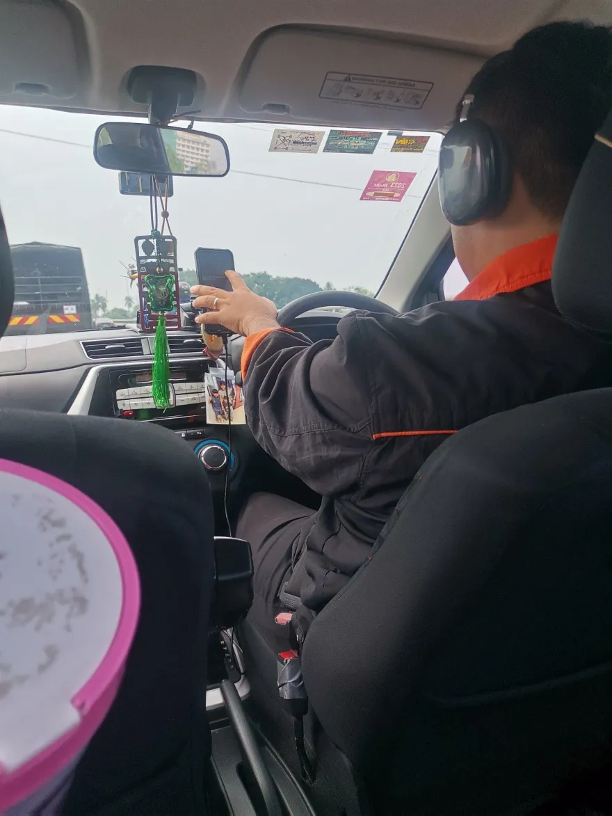 影/小黃兩光司機邊開車邊滑手機看片　沿途超線、開錯路超危險乘客氣炸