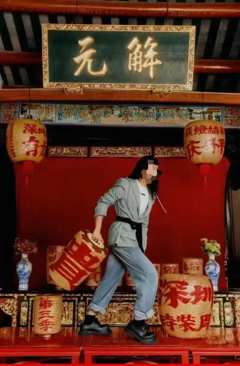 模特兒腳踩祠堂供桌擺拍　當地居民狠批：無知當時尚