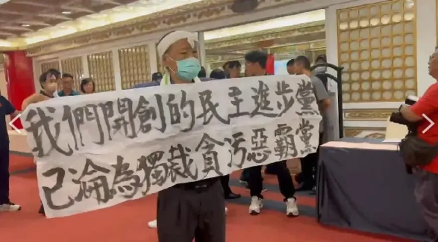 創黨元老恨「民進黨已淪獨裁貪污惡霸黨」　魏耀乾舉白布條後無黨參選台南立委
