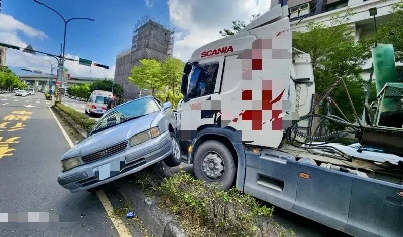 快訊/新北五股轎車擦撞砂石車卡分隔島　駕駛受傷送醫