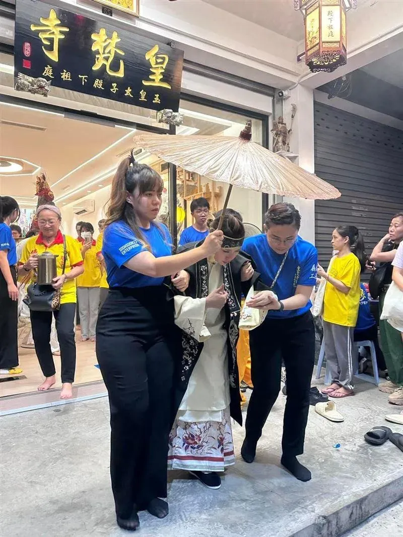 影/一年只降駕一次！孟婆附體「女乩身瞬變駝背」　宮廟因天菜乩身爆紅