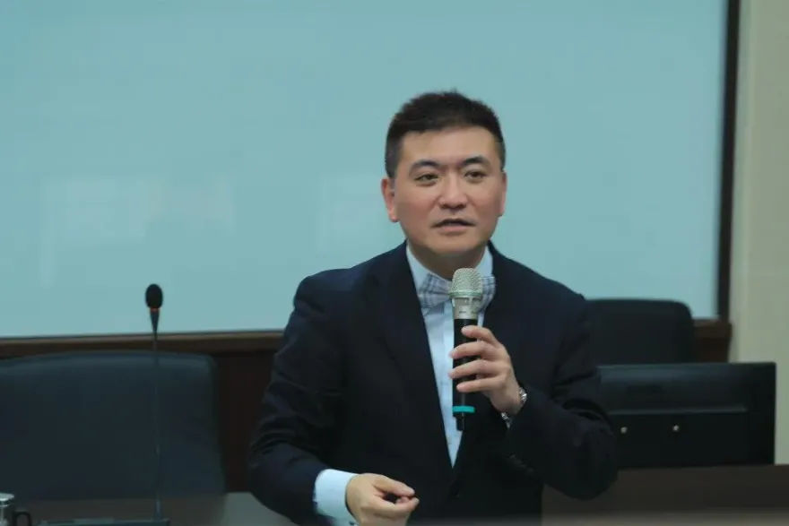 文人國防部長新上任 何啟聖批顧立雄「外行瞎充場」