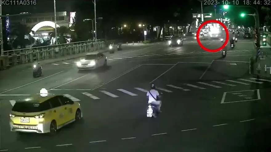 影/國慶憾事！高雄左營死亡車禍　騎士逆向「螃蟹行」遭撞飛送醫不治