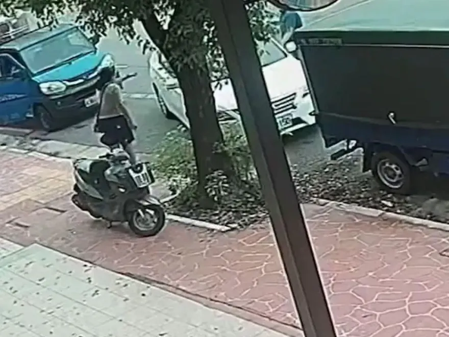 影/苗栗女走路看手機「被當檢舉魔人」！違停男惱羞勒頸嗆：手機交出來