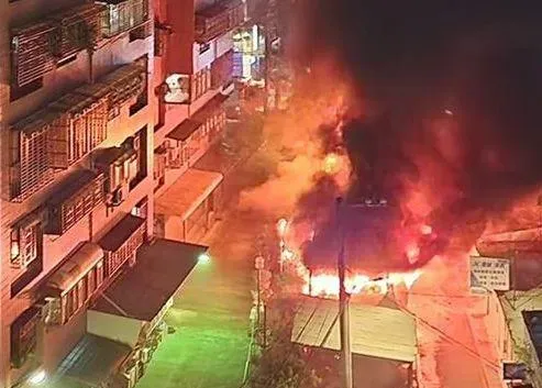 影/身體跟回收物黏在一起！板橋7旬嬤命喪火窟　警消搬不出遺體