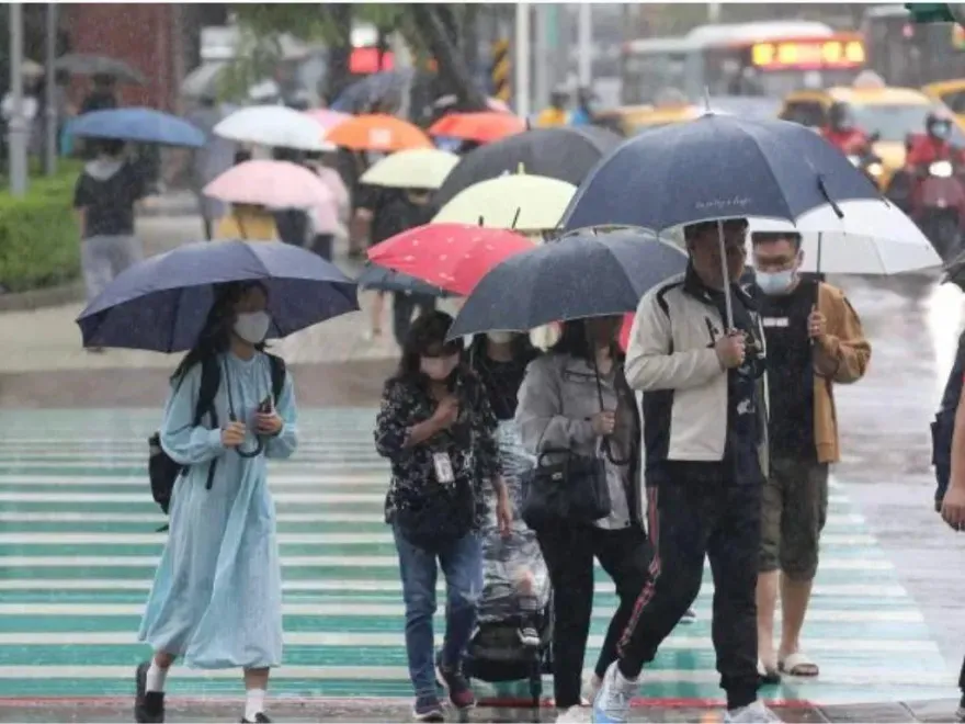 小兒科門診爆滿…醫曝秋季「4流行病毒」　「流感」傳染力強已奪不少命！