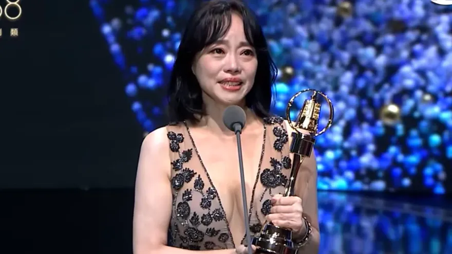 金鐘獎/擊敗賴佩霞！范瑞君奪迷你劇女配　痛喊「讓所有苦難都留在戲劇」