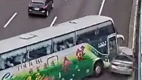 影/奪命前一刻畫面曝！雲林國道4死慘劇　遊覽車撞扁轎車失控「搖頭擺尾」
