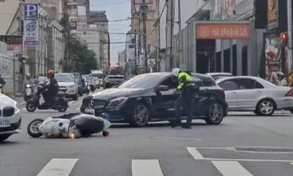 影/警用機車閃左轉賓士急煞自摔　目擊網友：不用報警了