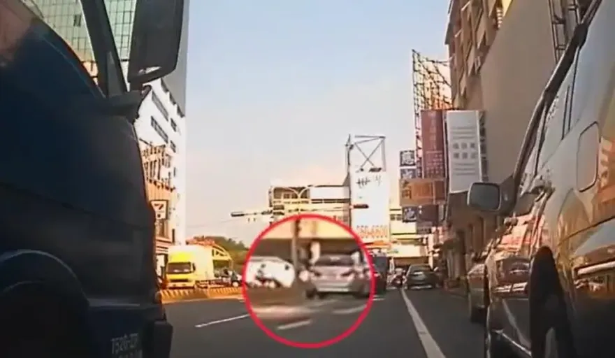 影/大膽！通緝男開「失竊牌照車」上路還藏毒　台南警街頭上演追逐戰