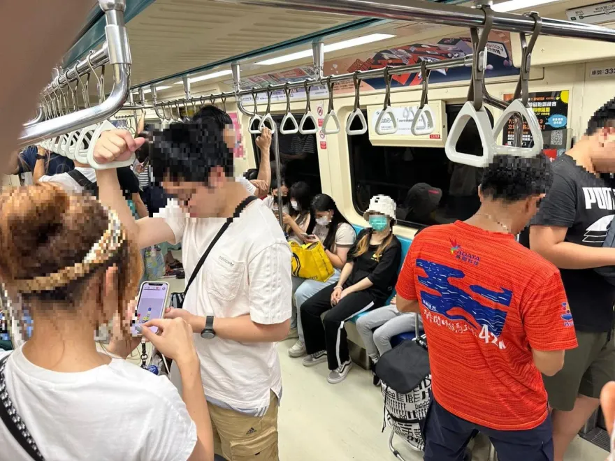 搭捷運遭「摸下體」！噁男被抓包竟直視試探　她PO文：怕到發抖