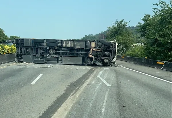 影/國1頭屋段大貨車打橫翻覆　「僅剩路肩可走」回堵3km