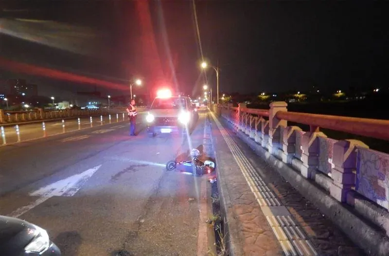影/以為「電動滑板車」酒駕沒關係！台中男自摔一吐氣「酒測值0.96」