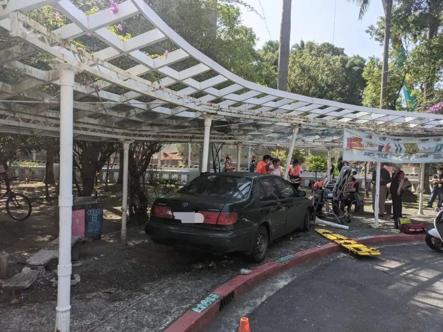 影/無枉之災！9旬翁載妻台大就診誤踩油門　車衝涼亭2女閃不過送醫