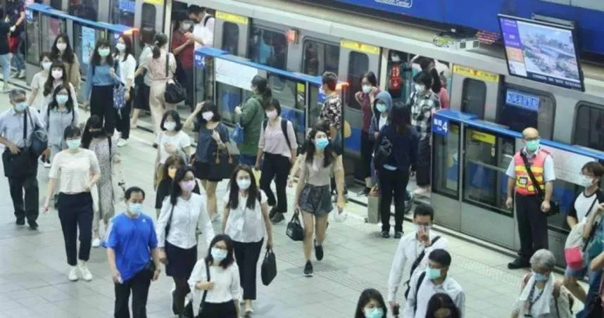 寒流來北捷卻超悶熱！　通勤族「噴汗脫外套」喊：超痛苦