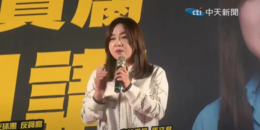 配合光電政策　戰甲車鋼棚舖滿光電板？馬文君批：違背軍事專業