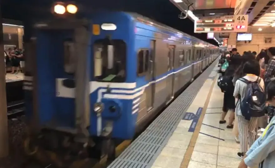 台鐵鳳山段驚傳「行人侵入軌道」被撞！緊急送醫　列車延誤68分鐘