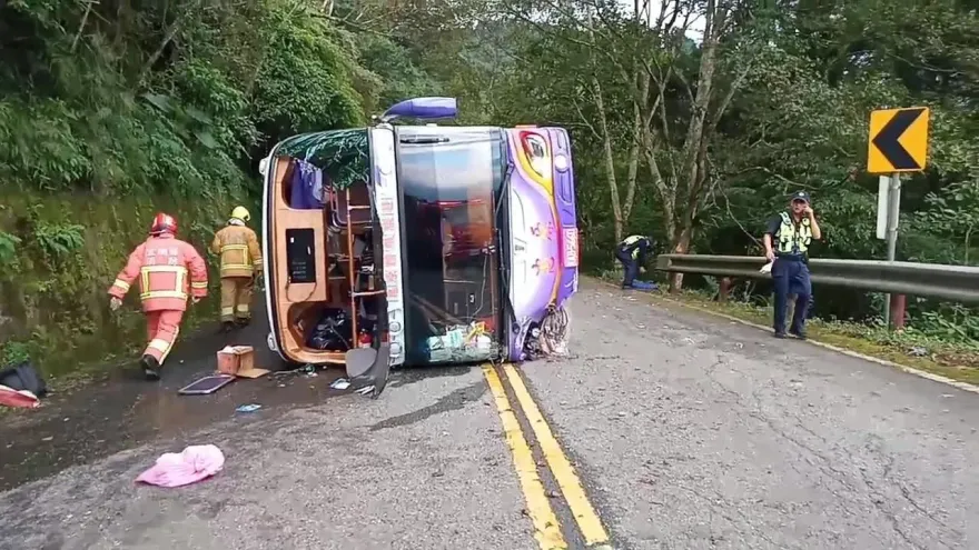 影/太平山遊覽車翻覆釀1死11傷！肇事司機：踩不到煞車　遊覽車公會卻說是新車