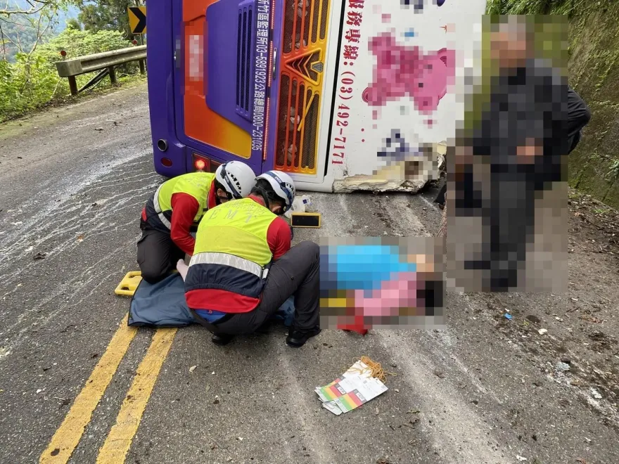 影/不知枕邊人已離世！宜蘭太平山遊覽車翻車事故　妻身亡夫重傷仍治療中