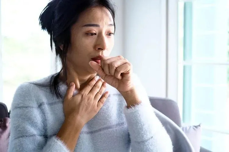 秋天咳不停！中醫師教「按5穴位」有效止咳　多吃白色食物也可舒緩