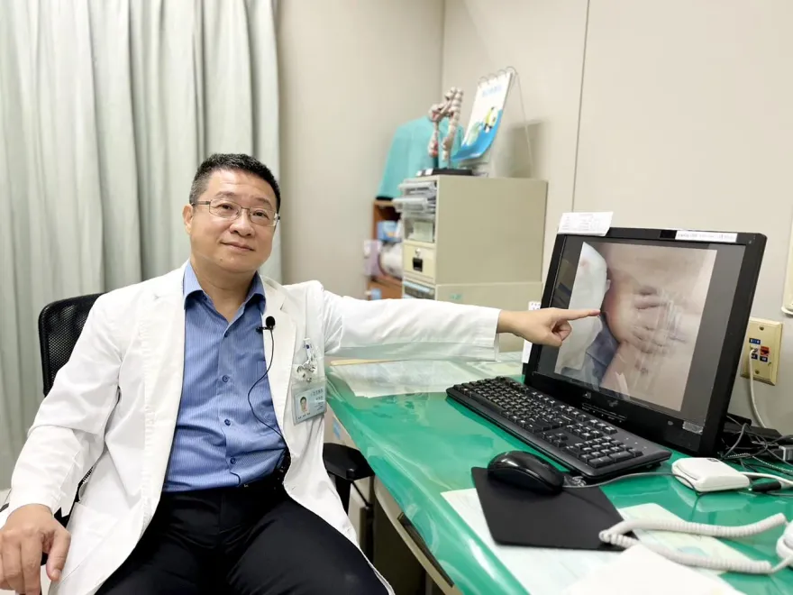 20歲女大生腋下臭爆　就醫手舉高驚見「發炎長膿瘡」！