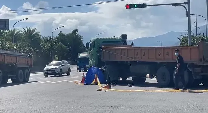 快訊/宜蘭2死車禍！砂石車轉彎撞機車　雙載成輪下魂、爆頭亡