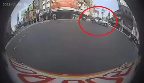 影/神風特攻隊？台南女高速闖紅燈…遭轎車擊落影像曝光