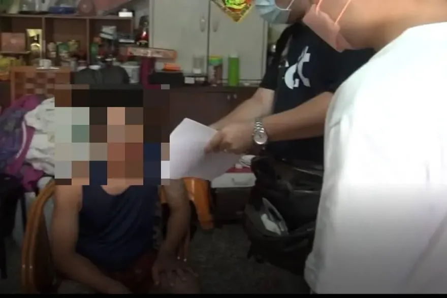 影/台中警上門抓藥頭乖乖就逮　原來他染毒「腳腫如麵龜」跑不掉